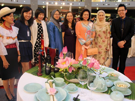 Cán bộ nữ Đại sứ quán Việt Nam tại Malyasia và khách tham quan.